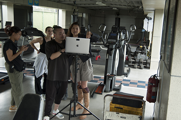 Photographer and model discussing photoshoot in Singapore G's gym